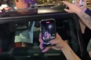 开心！巴尔德赤裸上身探出车子天窗，与巴萨球迷一起庆祝
