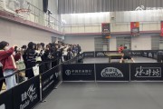 人气不得了！王楚钦训练时众多女性围观