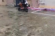 入乡随俗！广东男篮外援贝兹利已经骑上小电驴了！