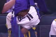 倒戈了😅！昨日勇士狂输国王30分 勇士小球迷默默穿上国王外套