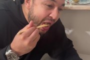 去旅游的？西热力江在塞尔维亚吃上牛肉刀削面 还有刚出炉的列巴~