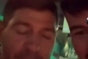 略微失态😂杰拉德对凯尔特人球迷爆粗喊话：我们XX地爱流浪者！