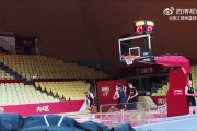 👀天外飞仙！王仔路底线出手 篮球飞过全场后打板入网