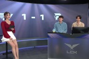 明眸皓齿 笑容甜美！LCK女主持尹秀彬身着红色灯笼袖衬衣展现性感锁骨