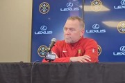 马龙爆粗连敲4下桌子不满惨败🤬点名批评约基奇&穆雷等首发