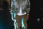 客战勇士！快船赛前穿搭：哈登手提标志性绿包 GOAT这身也太帅了